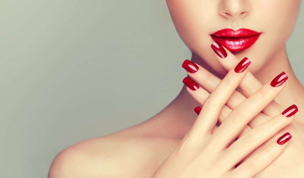 7 Truques Infalíveis para Usar Esmalte Vermelho sem Borrar e Arrasar no Visual